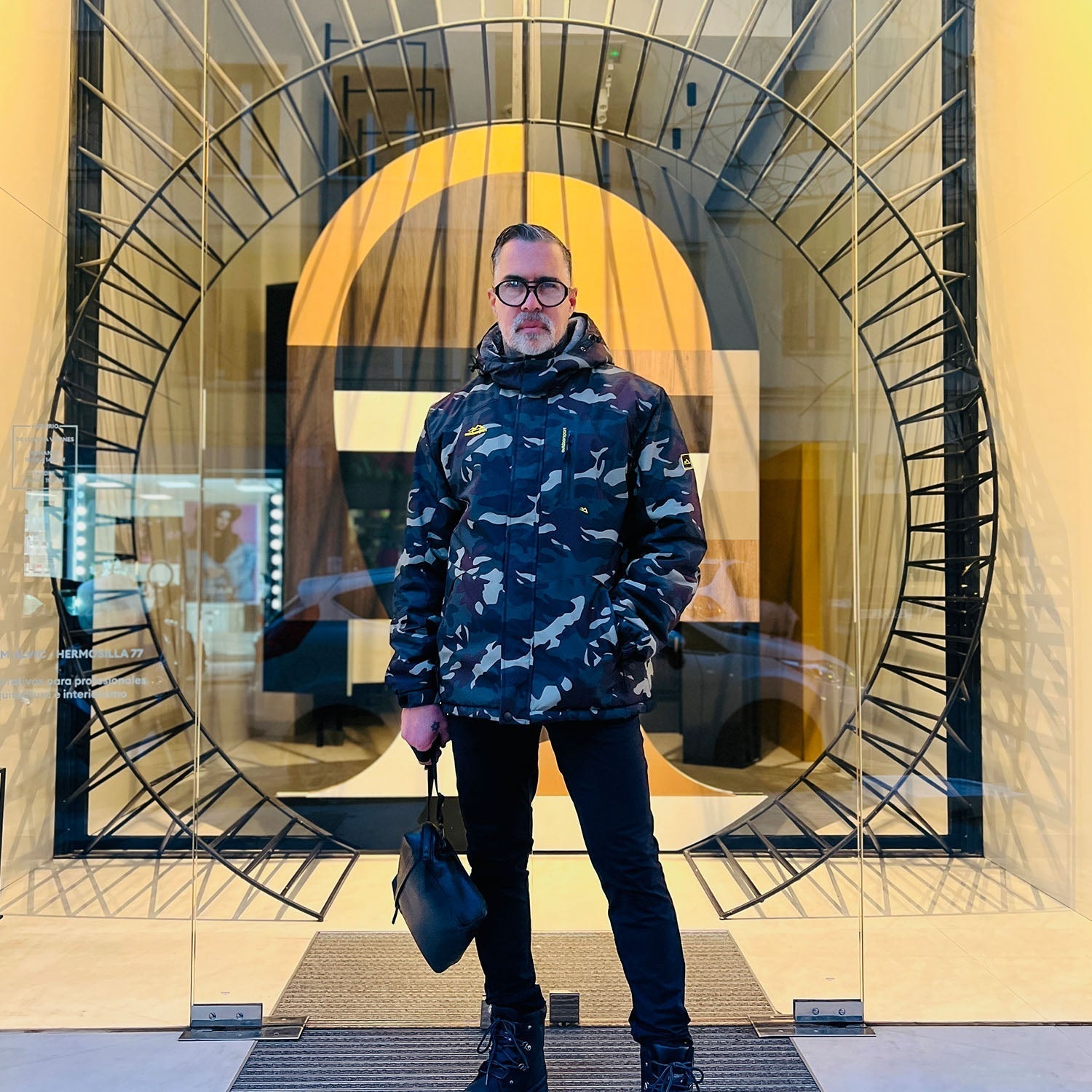 Men's Water-Repellent Winter Ski Jacket with Fleece Lining - Insulated, Breathable, and Stylish Outerwear for Cold Weather Adventures