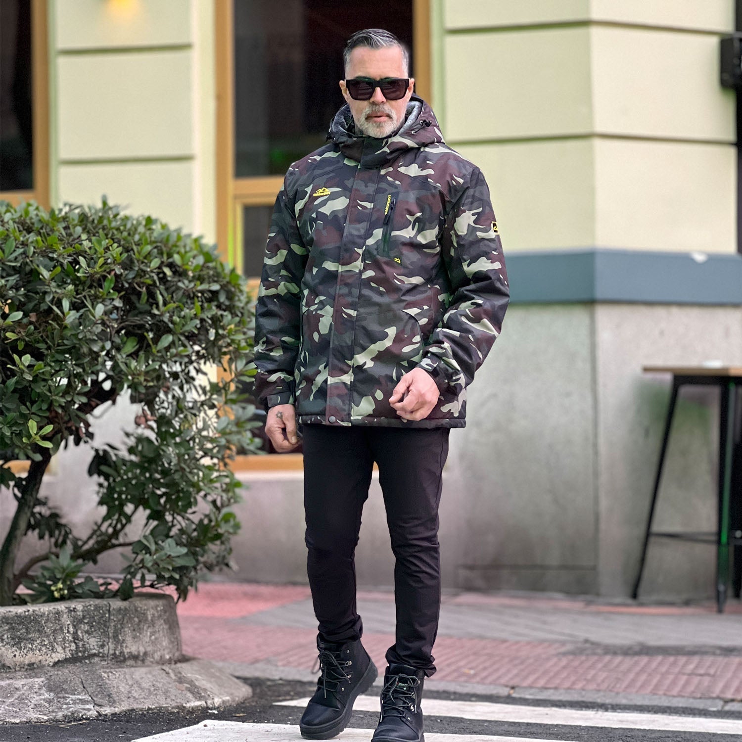 Men's Water-Repellent Winter Ski Jacket with Fleece Lining - Insulated, Breathable, and Stylish Outerwear for Cold Weather Adventures